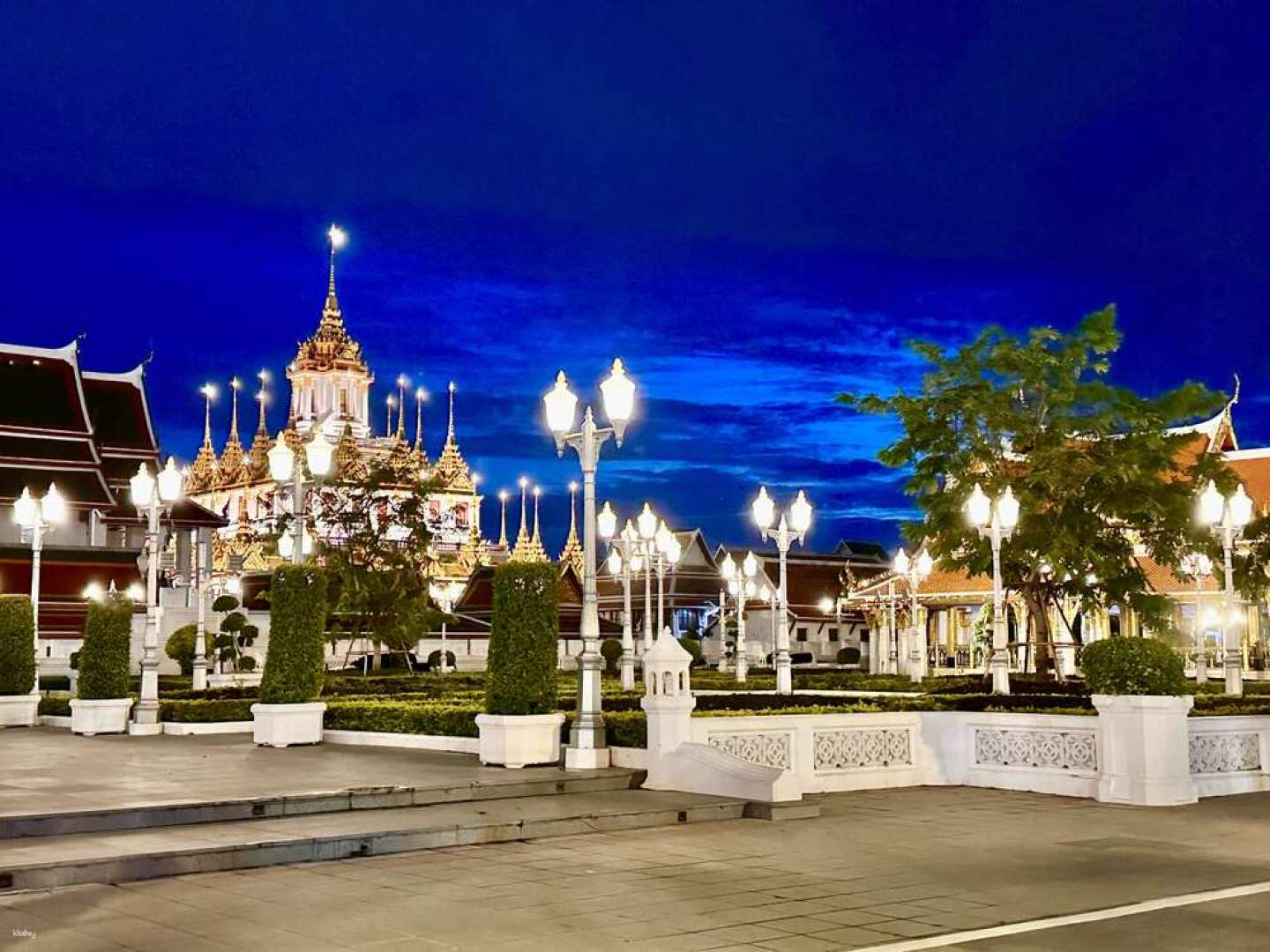 Explore the stunning night scenes of Bangkok's Old Town on a tuk-tuk savoring flavorful Kundaeng noodles while discovering hidden gems illuminated under the starry sky.