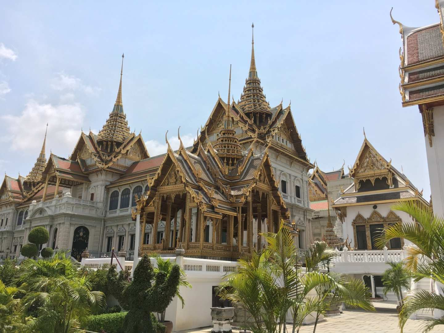 Experience the majestic architecture of Bangkok’s Grand Palace and Emerald Temple. Immerse yourself in Thailand’s rich history while exploring serene gardens and intricate designs throughout your morning adventure.