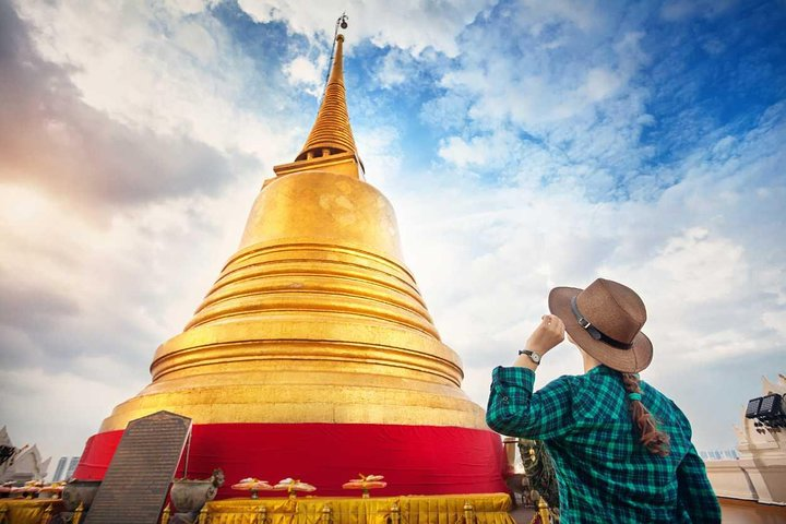Discover the grandeur of Bangkok’s landmarks with a remarkable view of golden stupas inviting travelers to immerse themselves in Thailand's rich culture and history during an unforgettable transit experience.