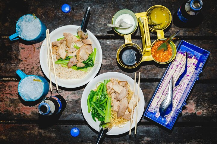 Experience the essence of Bangkok’s street food culture with over 15 tastings that celebrate the rich flavors and time-honored traditions of local eateries revealing stories behind each dish.