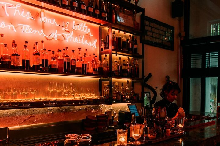 Discover Bangkok's nightlife with unique bars offering creative cocktails and stylish settings. Sip exotic drinks at top venues all while enjoying a relaxed intimate atmosphere in good company.