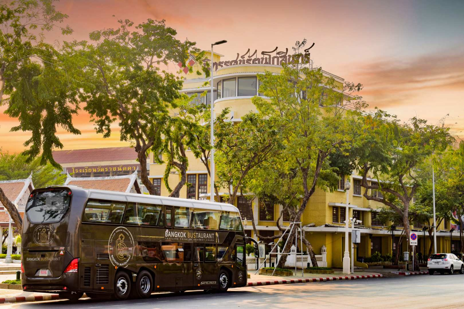 Experience the charm of Bangkok while enjoying a delicious Thai multi-course meal on a luxurious bus all while taking in stunning views of the Old Town at sunset.