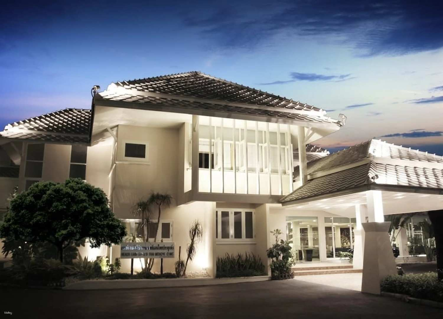 Experience the serene charm of Bangkok Health Land Massage Ekkamai where skilled therapists offer a range of soothing treatments in a beautifully designed Thai-style setting perfect for relaxation.