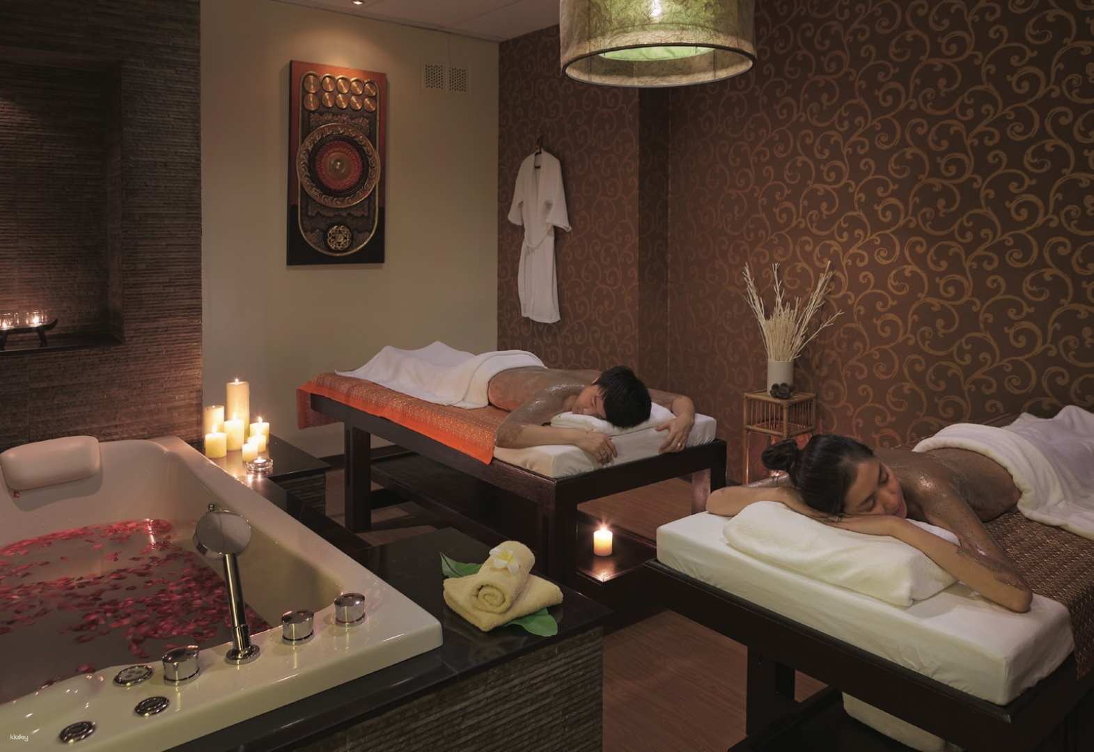Discover serenity at Laks Thai Massage where skilled therapists provide rejuvenating treatments in a soothing sanctuary. Unwind and enjoy a perfect escape from the bustling city life of Bangkok.