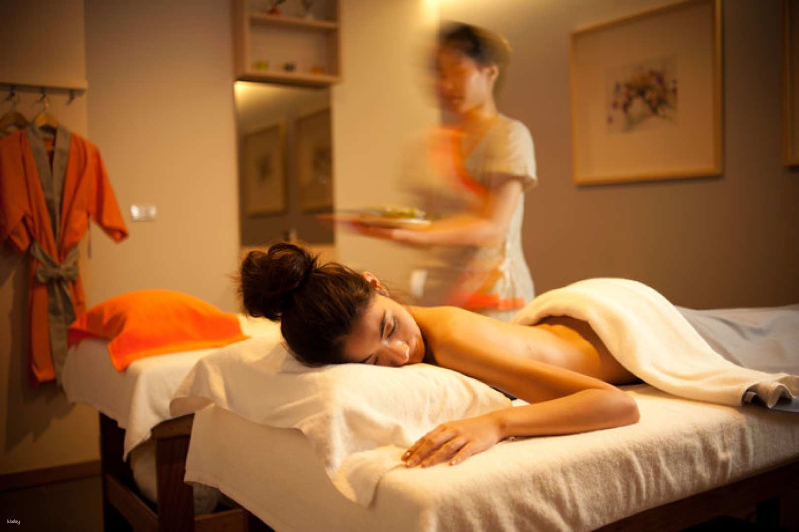Immerse yourself in tranquility with the Bangkok Mandarin Ginger Spa Experience where skilled hands deliver relaxation harmonizing body and mind amid soothing aromas and serene surroundings.