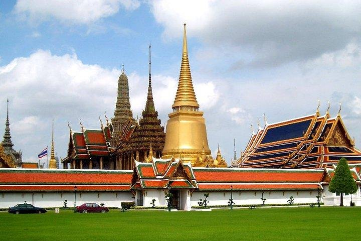 Explore the stunning architecture of the Grand Palace and Wat Phra Kaew where history and culture come alive offering an unforgettable experience for every traveler.