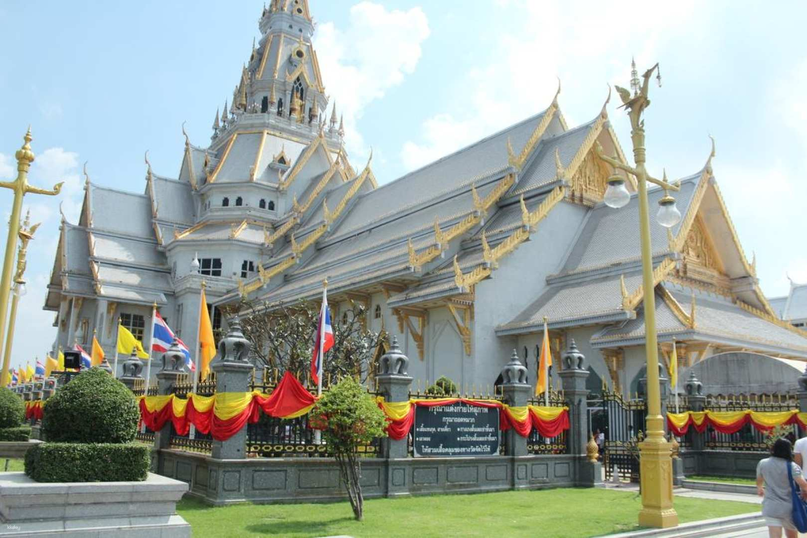 Immerse yourself in the splendor of Bangkok’s temples where intricate architecture and serene gardens invite exploration and reflection perfect for both new and returning travelers.