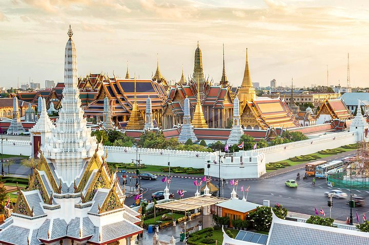 Experience the rich history and stunning architecture of Bangkok's Grand Palace Wat Pho and Wat Arun as you explore these iconic monuments in one unforgettable half-day tour.