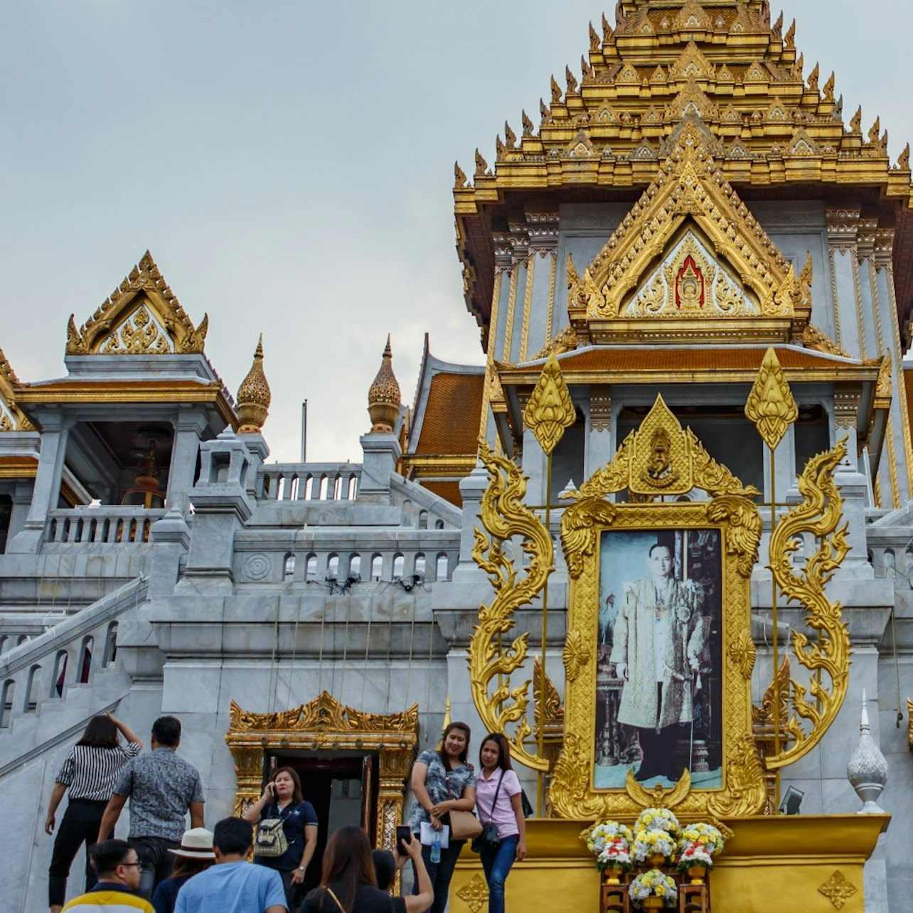 Explore the grandeur of Wat Traimit home to the remarkable Golden Buddha. Experience the rich history and indulge in the culinary delights of Bangkok's bustling Chinatown.
