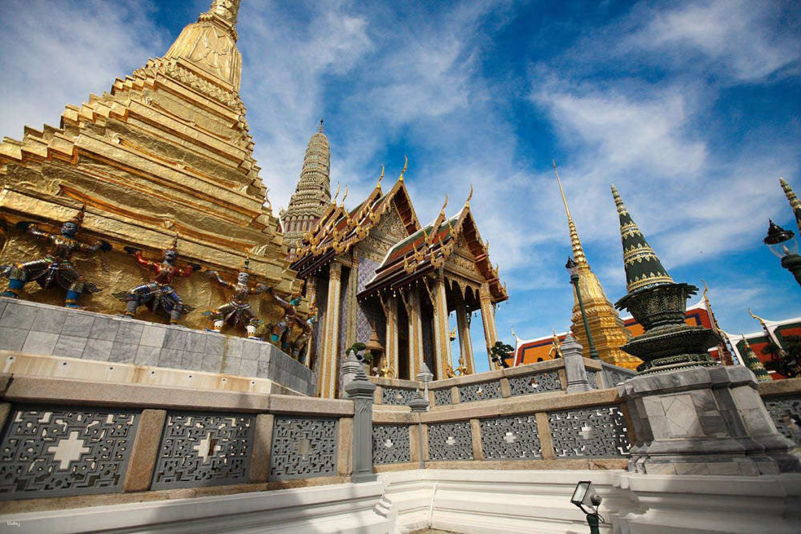 Explore the stunning architecture of Bangkok's Grand Palace and magnificent Emerald Temple guided in Korean to enrich your journey through Thailand's cultural heritage and historic landmarks.