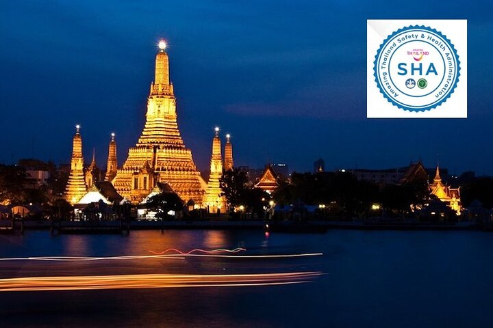 Experience the magic of Bangkok at night where illuminated temples reflect on serene waters showcasing the city's unique charm while exploring its top attractions and delightful culinary offerings.