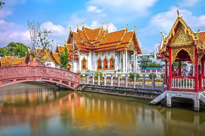Explore the intricate designs of Bangkok’s temples and wander through the colorful flower market immersing in local culture and scenic beauty. A half-day adventure awaits!