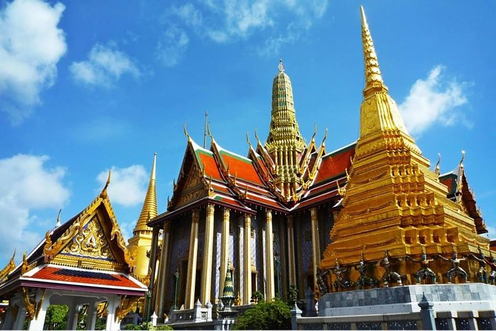 Discover the charm of Bangkok's iconic landmarks from the stunning Grand Palace to the intricate Wat Phra Keo all while navigating the city like a local through its efficient transport system.