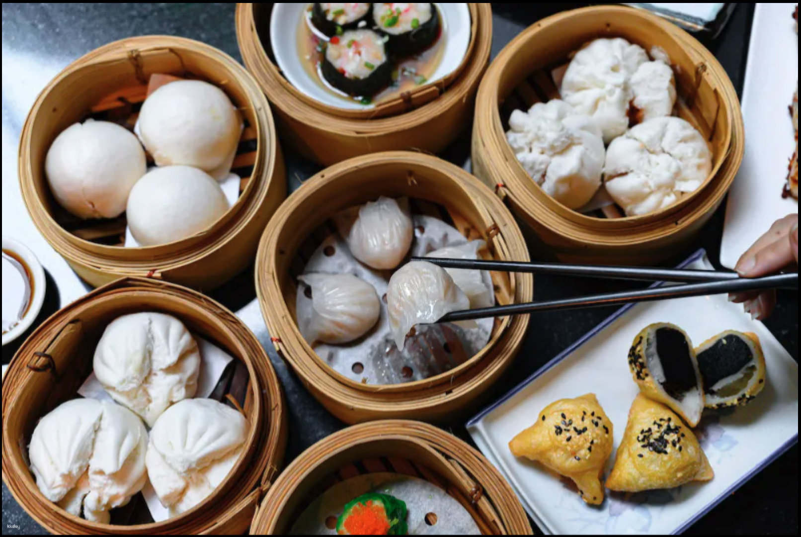 Indulge in a delightful dim sum buffet at Bai Yun where exquisite Cantonese flavors and stunning skyline views combine for an unforgettable dining experience in Bangkok.