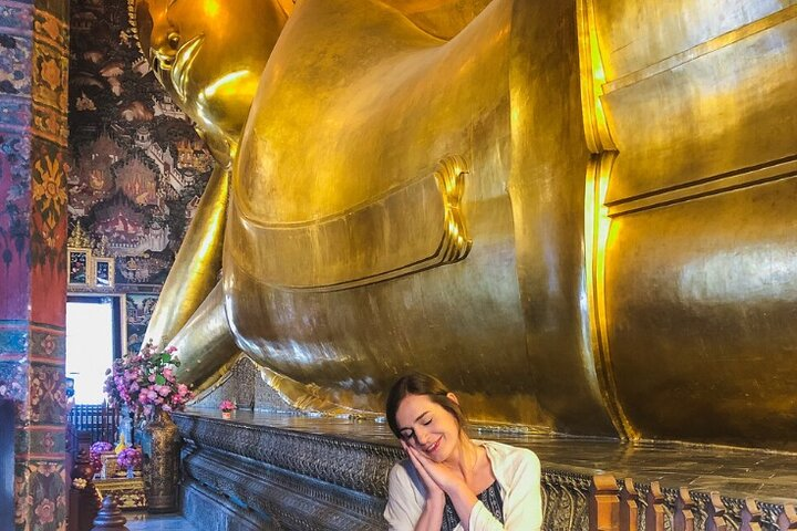 Capture the essence of Bangkok with a selfie beside the magnificent Golden Buddha where heartfelt moments blend seamlessly with the city’s rich spiritual heritage. Memories await at every turn!