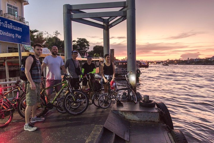 Experience the charm of Thonburi as you cycle around iconic landmarks and savor delicious local street food all while enjoying a picturesque sunset over the river.