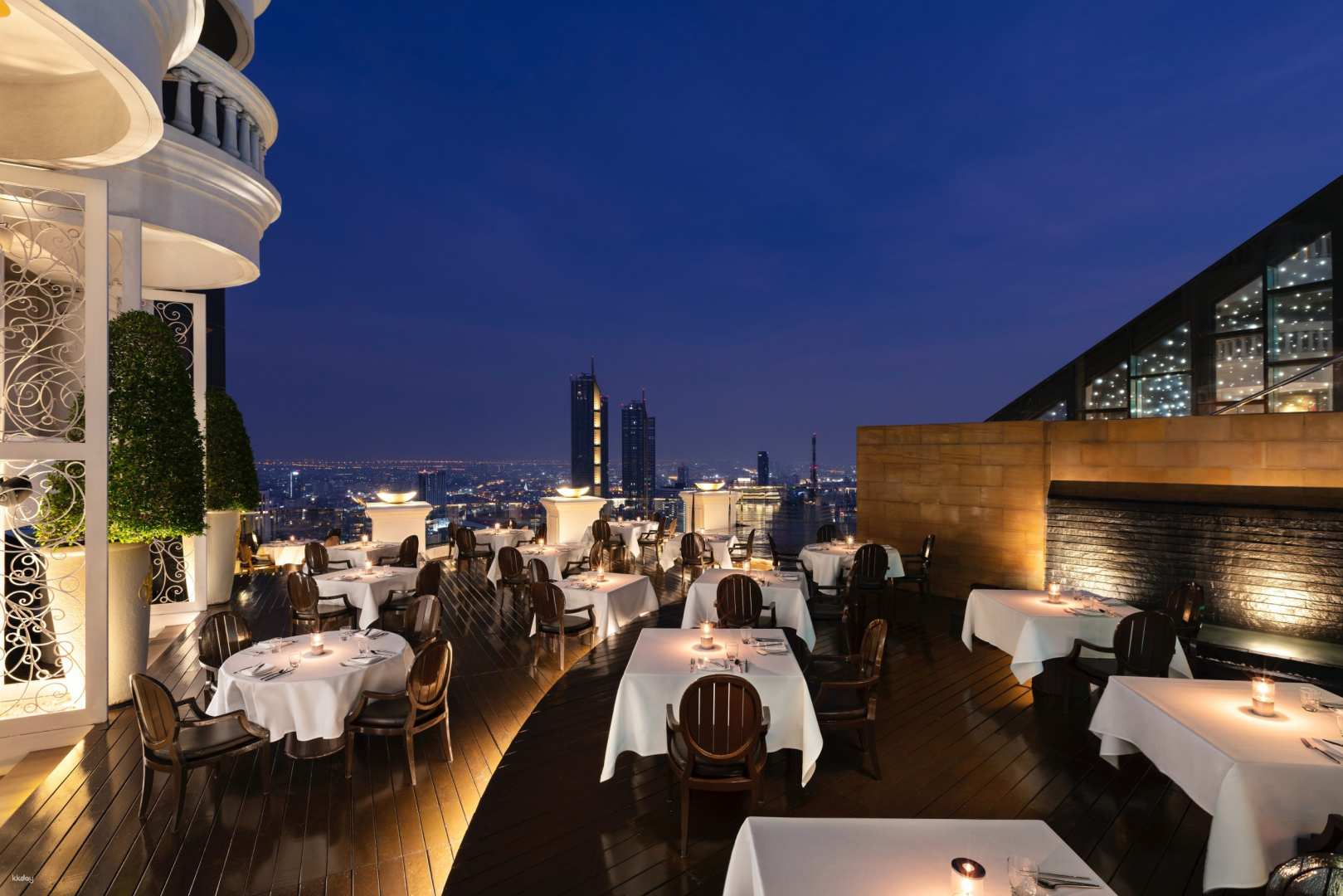 Enjoy exquisite Chinese cuisine while taking in stunning city views at Breeze where dim sum and chef-selected tasting menus await under the Bangkok sky. A truly memorable dining escape.