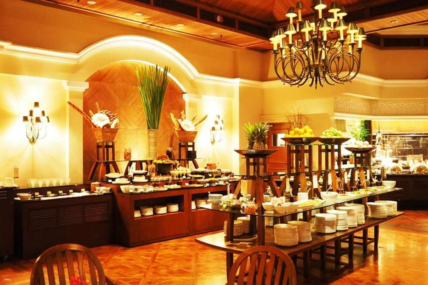 Indulge in a diverse selection of global cuisines at The Dining Room where each dish reflects award-winning quality and an inviting charm perfect for any traveler.