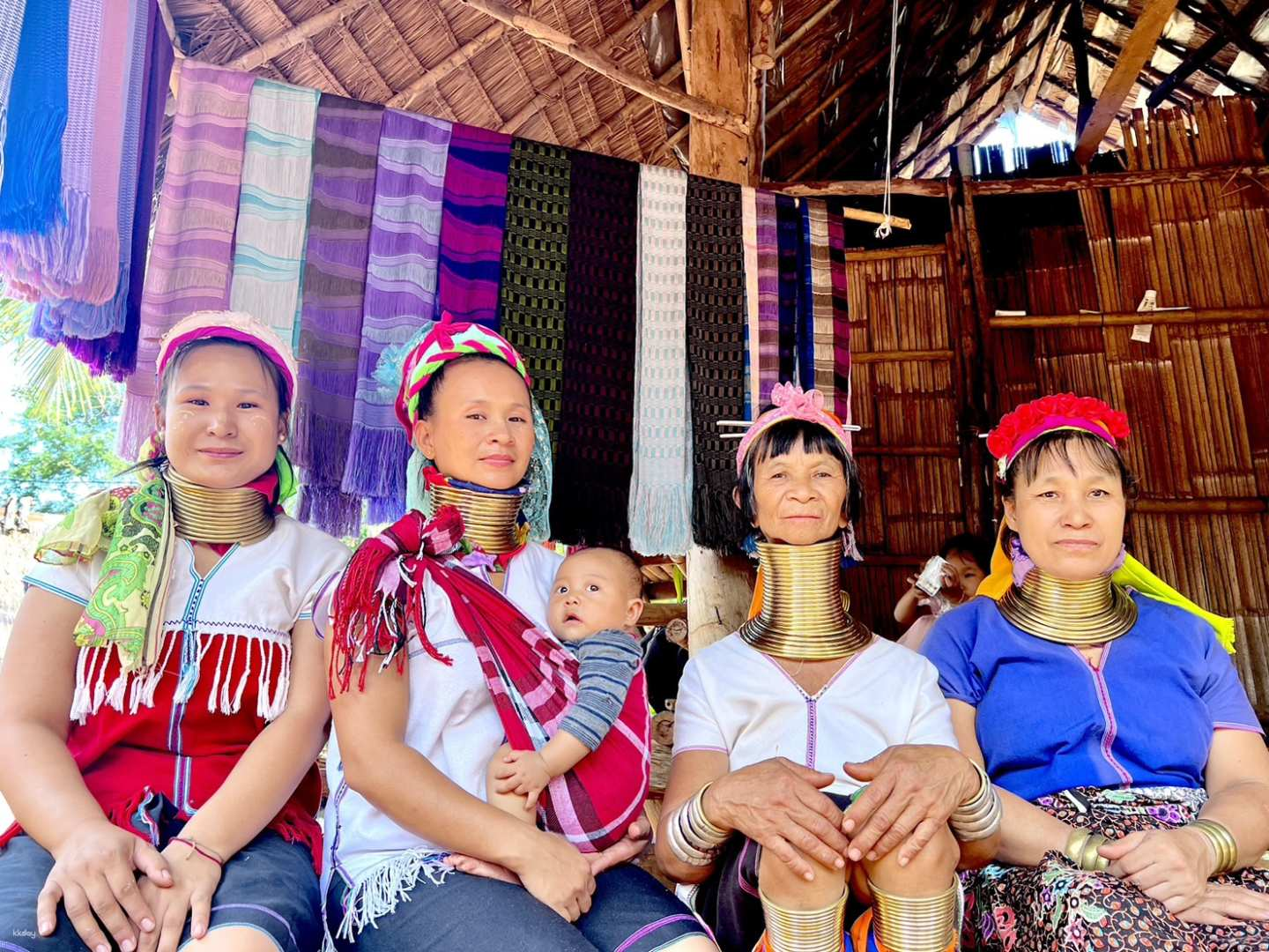 Immerse yourself in the rich traditions of the Long Neck Karen village where unique cultural attire and craftsmanship highlight the history and lifestyle of the hill tribes in Chiang Rai. Discover the beauty of authentic local experiences.