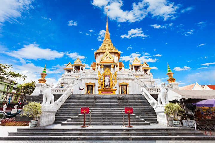 Explore the stunning architecture of Wat Traimit home to the iconic Golden Buddha while indulging in the culinary delights of Bangkok’s bustling Chinatown and Sampeng Lane.