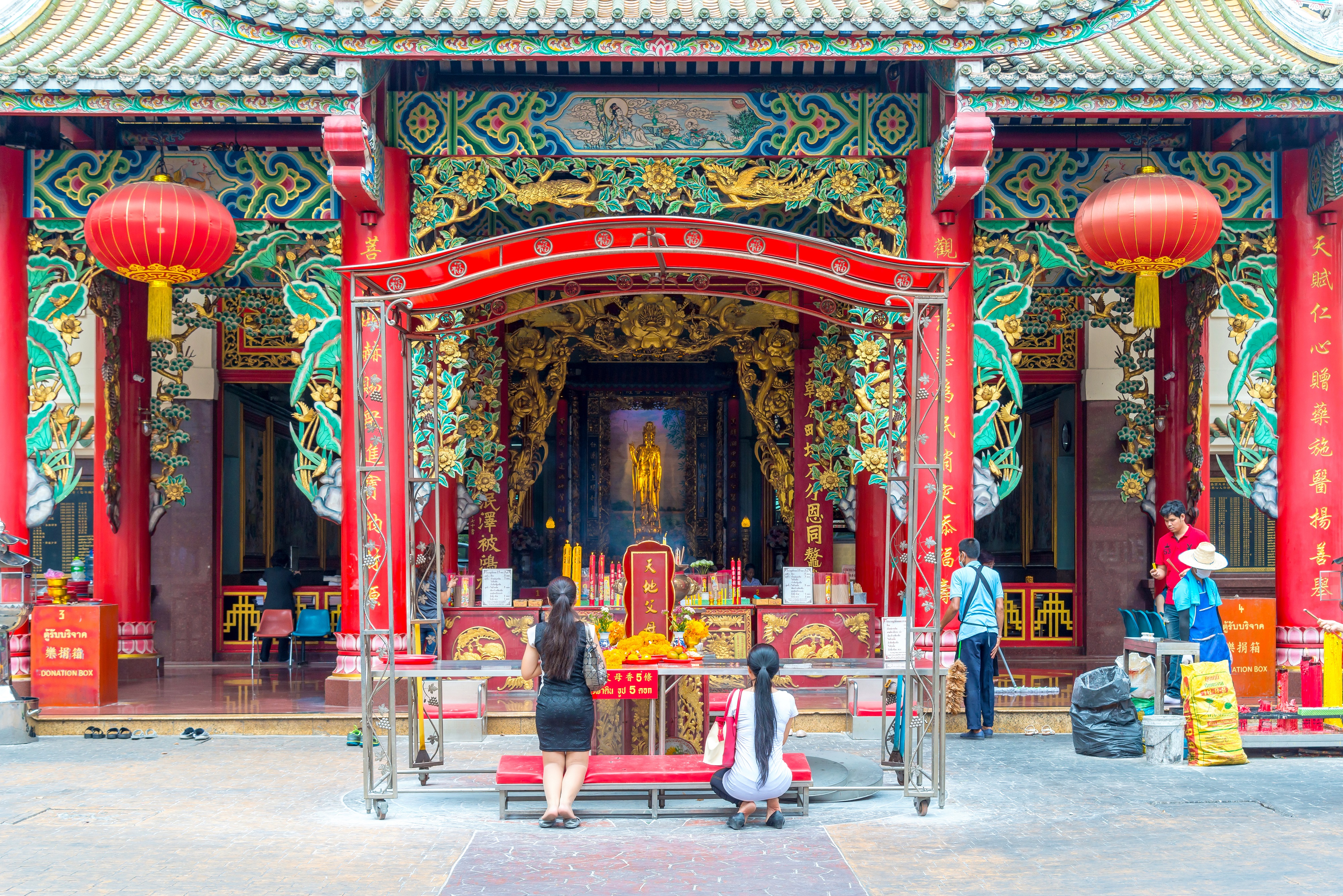 Discover the rich history and stunning architecture of Wat Mangkon in Bangkok’s Chinatown. Immerse yourself in local food culture amidst vibrant markets and bustling alleyways on this walking tour.