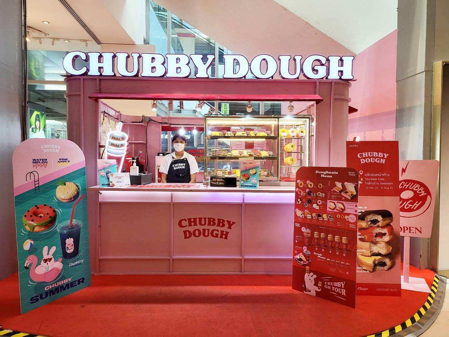 Indulge in creative doughnuts at Chubby Dough where inventive flavors and a stylish setting invite you to enjoy sweet moments with friends and family in Bangkok.