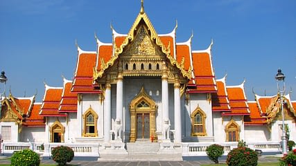 Discover the intricate beauty of Wat Benjamaborpitr with its stunning white marble façade and elegant architectural details making it a must-see on your Bangkok temple exploration.