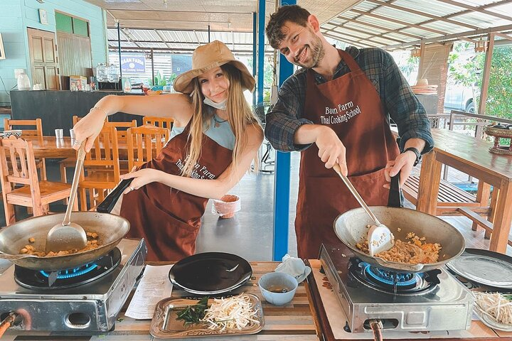 https://www.pelago.com/img/products/TH-Thailand/cooking-with-fresh-ingredients-at-organic-farm-with-local-market-chiang-mai/de84964f-c806-47ef-b46f-b6cc15549f93_cooking-with-fresh-ingredients-at-organic-farm-with-local-market-chiang-mai.jpg
