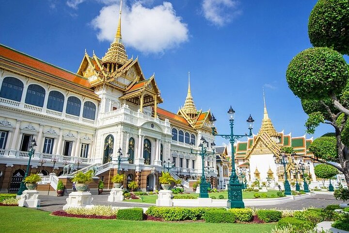 Explore Bangkok's stunning architecture and lush landscapes at your own pace. Discover historic landmarks and immerse yourself in local culture all while traveling in comfort. An unforgettable adventure awaits!