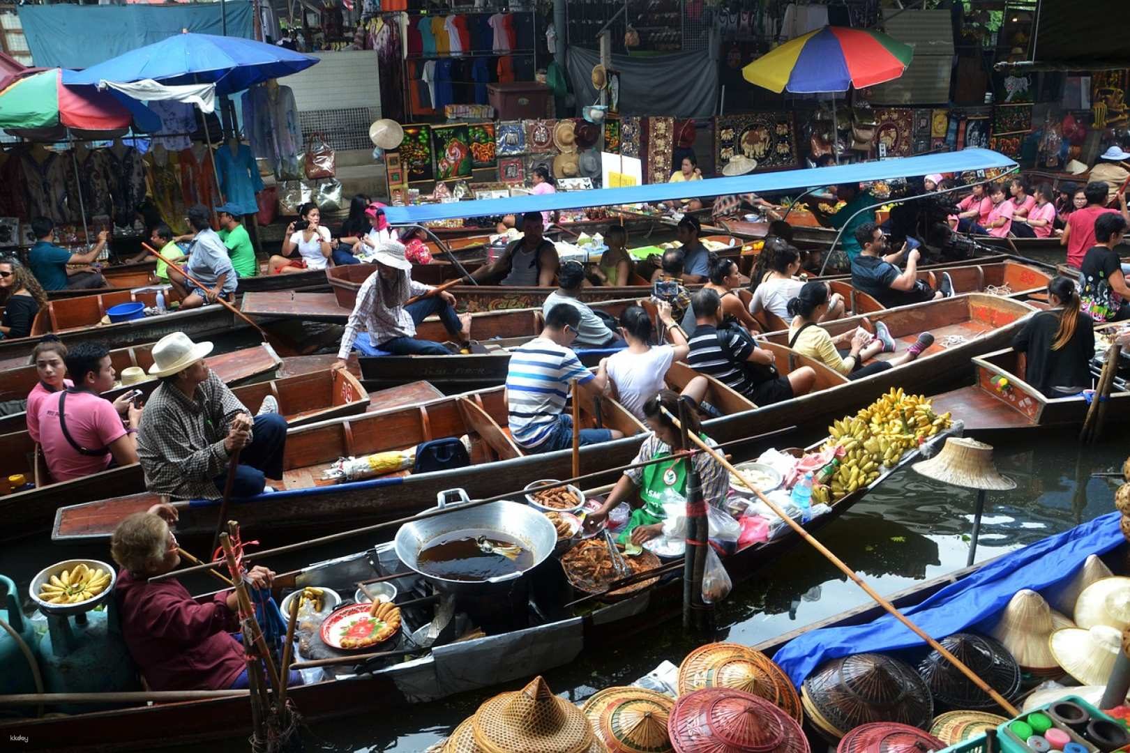 Experience the charm of Damnoen Saduak Floating Market where colorful boats are filled with delicious street food and local crafts offering a delightful taste of Thailand’s rich culture.