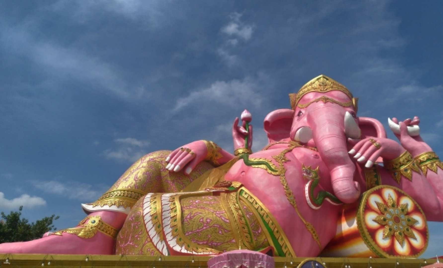 Experience the wonder of Pink Ganesha at Wat Saman Rattanaram. Relax and enjoy the journey from Bangkok city center while soaking in the stunning sights along the way.