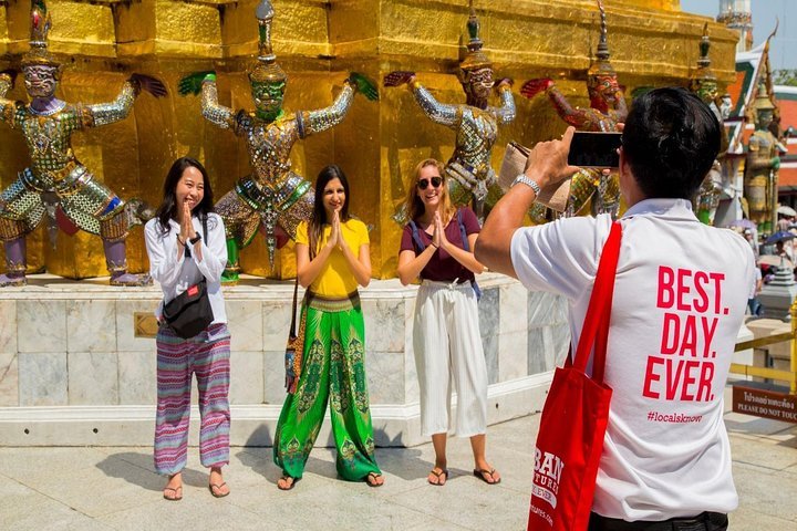 Experience the charm of Bangkok’s temples and the joy of sharing moments all while exploring the stunning details of this unique cultural landscape alongside friendly locals.