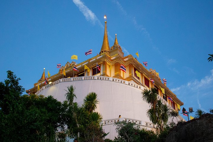 Discover the charm of Bangkok's history at Wat Saket where stunning views meet ancient architecture. A perfect stop to savor tradition while enjoying a flavorful Thai lunch.