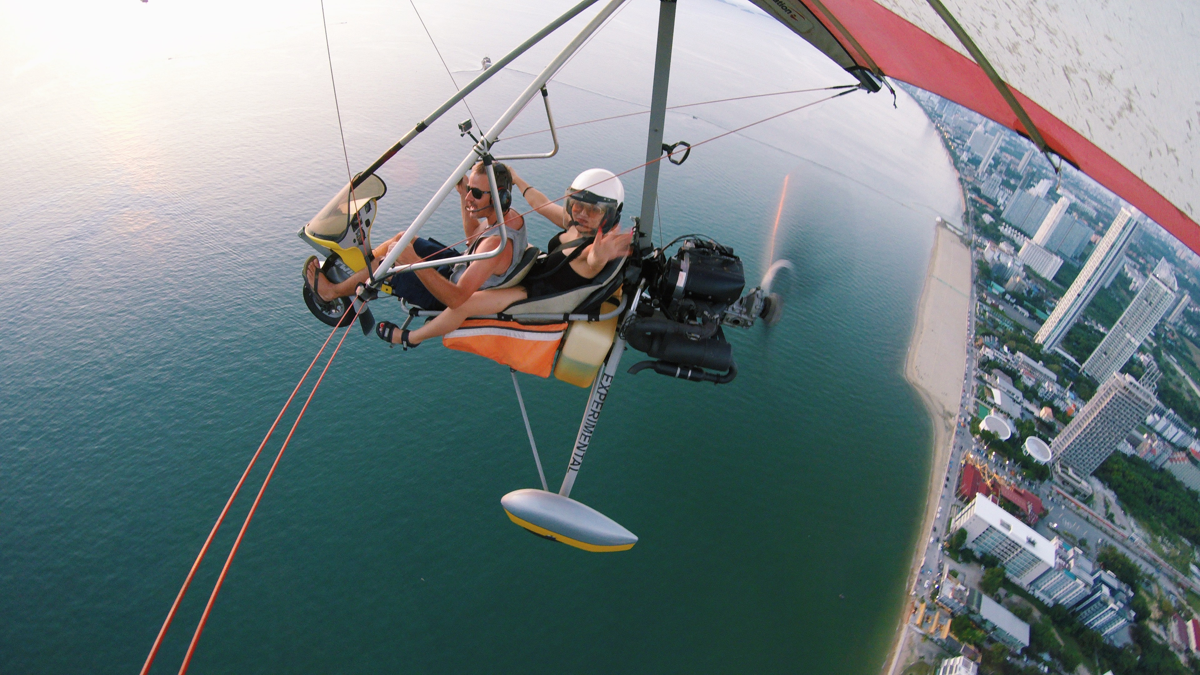 パタヤ の パタヤでのフライングパラモーター滑空体験 | Pelago