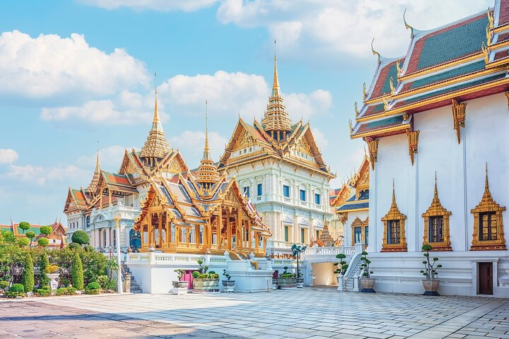 Wander through Bangkok’s majestic temples and palaces where intricate designs and rich history create the perfect backdrop for unforgettable moments with your loved one. Experience the romance of this stunning city.