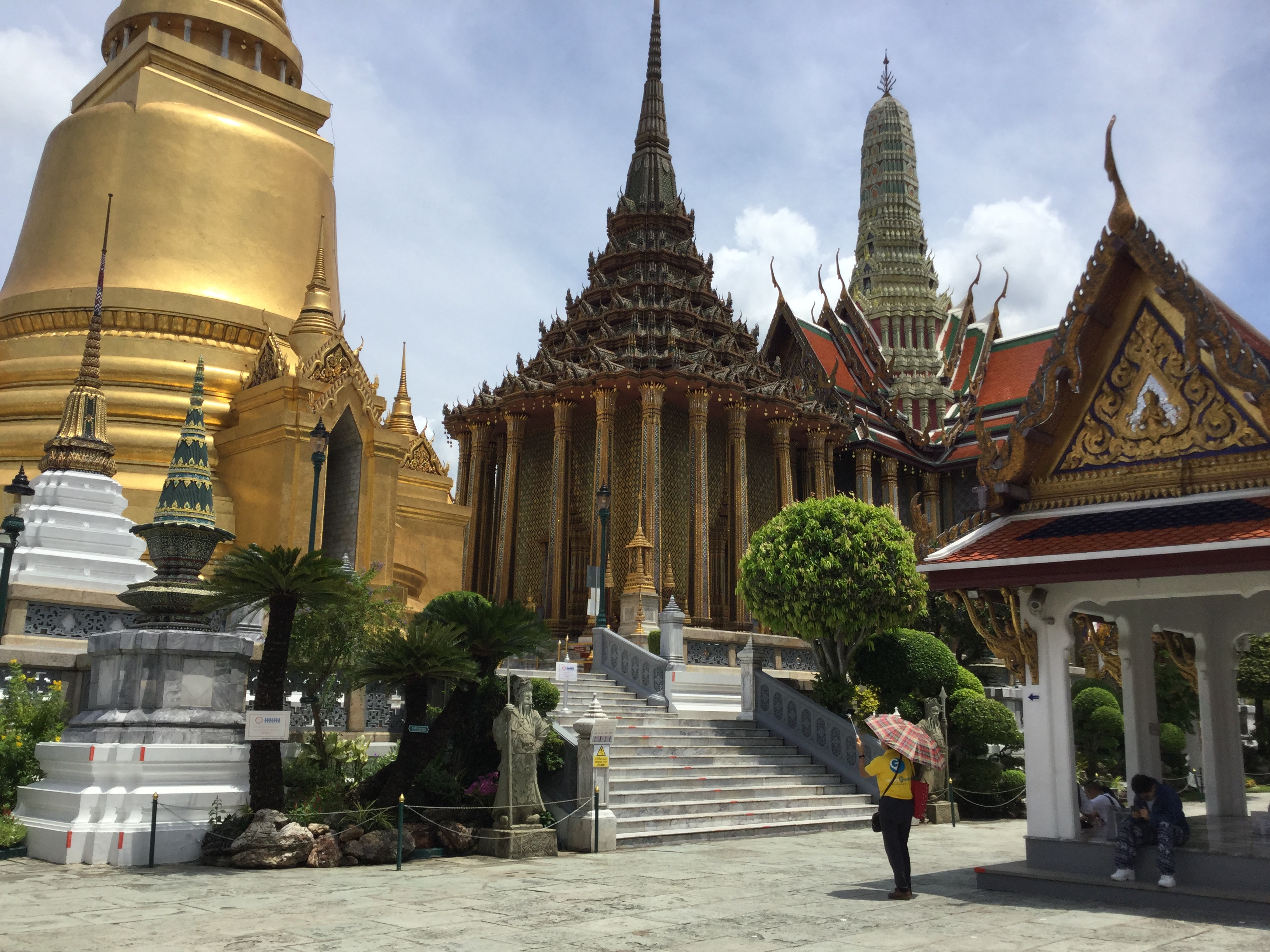 Explore intricate architecture and rich history at Grand Palace and Wat Phra Kaew where the Emerald Buddha captivates with its timeless beauty amidst stunning surroundings.