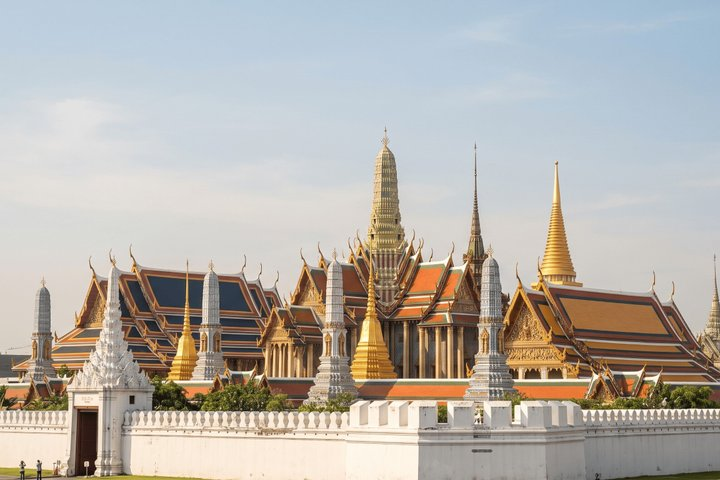 Bangkok: Grand Palace, Emerald Buddha, Wat Phra Kaew Walking Tour - Photo 1 of 25