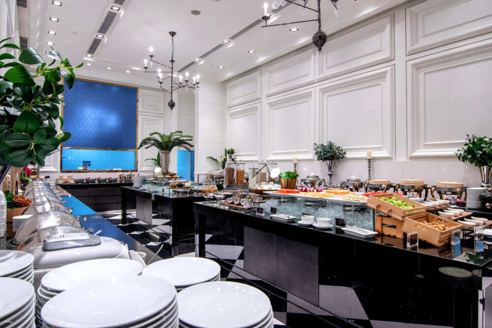 Indulge in a delightful dinner buffet featuring an array of classic Thai street food all within the stylish setting of Grande Center Point Sukhumvit 55 in Bangkok.