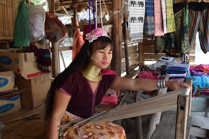Karen Long Neck hill tribe weave a scarf 