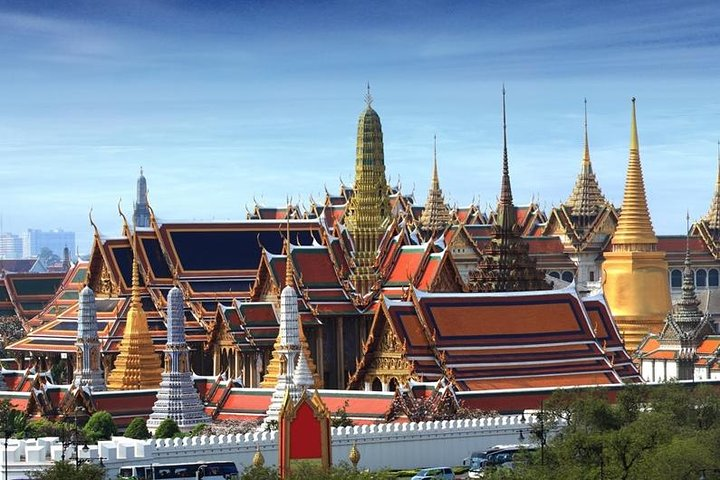 Experience the stunning architecture of Bangkok's Royal Grand Palace featuring ornate pavilions and gleaming spires all showcasing Thailand’s rich cultural heritage and artistry. Discover local crafts at nearby artisan shops.