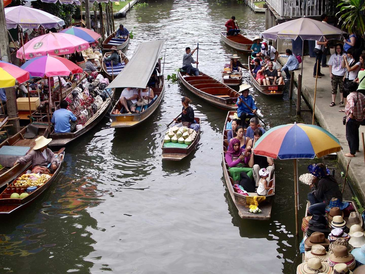 Experience the charm of Damnoen Saduak Floating Market with colorful boats local vendors and the unique beauty of life on water. Discover coconut sugar production and enjoy a refreshing speedboat ride.