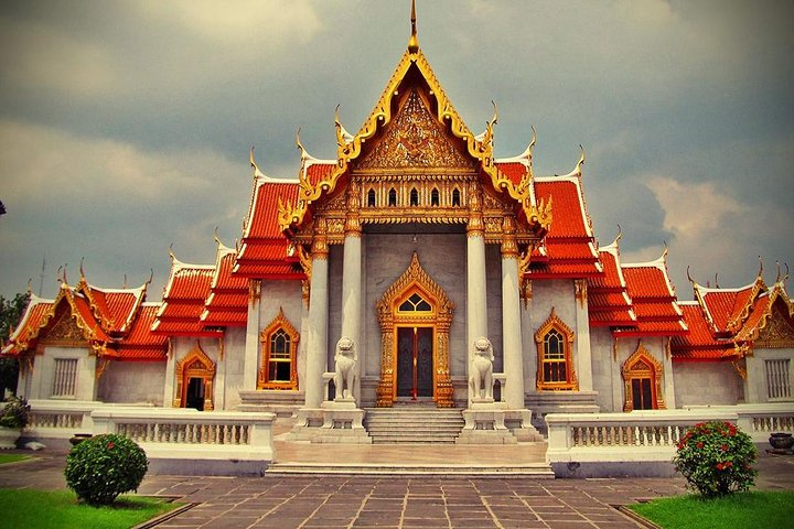 Immerse yourself in Bangkok's rich heritage by visiting stunning temples like Wat Benchamabophit where intricate architecture and serene gardens create a memorable cultural experience. Perfect for families and explorers alike.