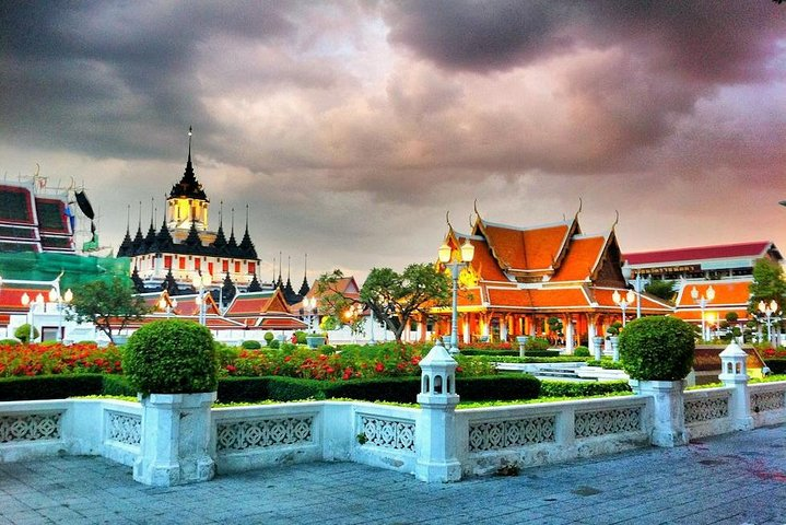 Discover the rich history and stunning architecture of Bangkok’s ancient temples complemented by the bustling streets of Chinatown and India Town and the fragrant beauty of the Flower Market.