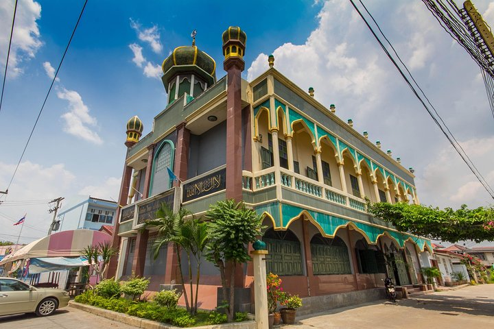 Explore the intricate architecture of Bangkok's mosque surrounded by lush greenery and bustling streets while indulging in delicious Halal delights along the scenic Chao Phraya River.