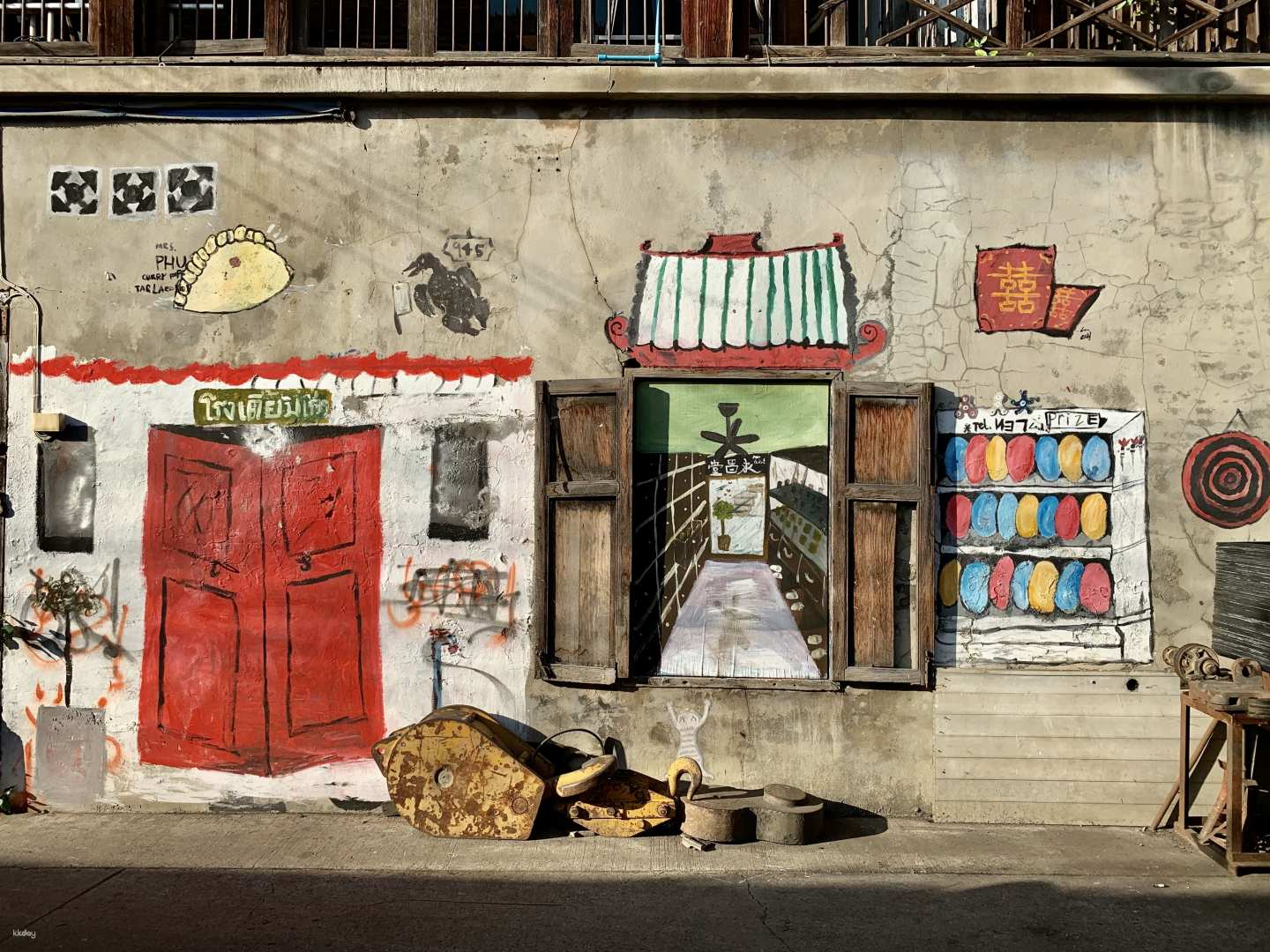 Discover the charm of Bangkok’s hidden alleys where art and local life blend creating perfect backdrops for unforgettable memories and unique photo opportunities. Experience Thailand like never before.