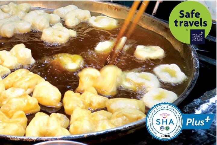 Savor the rich flavors of Bangkok at bustling street stalls where decades of culinary tradition meet Michelin-starred excellence delivering unforgettable tastes in every bite.