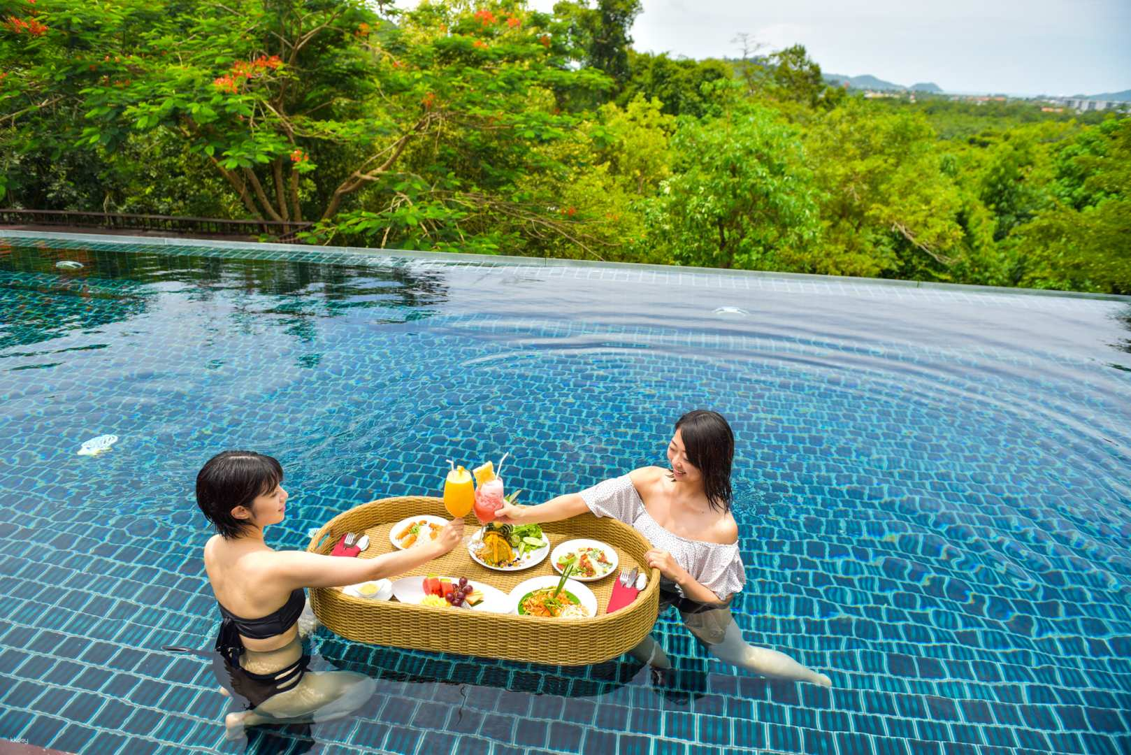 [Photogenic Tour] Phuket Old Town Walk + Chalong Temple + Floating Lunch at a Hidden Resort (Hotel Pick-up and Drop-off Included, English Speaking Driver) - Photo 1 of 3