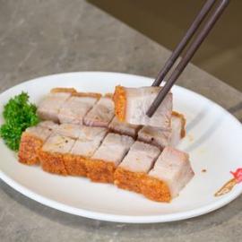 Savor the rich flavors of Kam's Roast Central Eastville in Bangkok where each bite of expertly roasted meats tells a story of Hong Kong culinary excellence perfect for any foodie adventure.