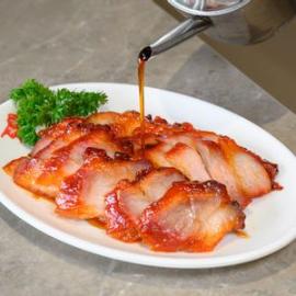 Experience the mouthwatering fusion of flavors at Kam's Roast Mega Bangna where expertly roasted meats showcase culinary craftsmanship inviting passionate food lovers to indulge in unmatched dining moments in Bangkok.