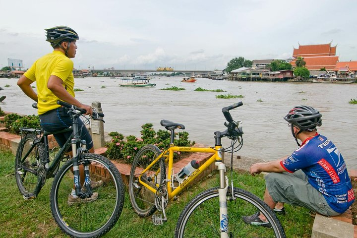 Experience the serene charm of Koh Kret Island as you cycle past lush paddy fields and local villages savoring delicious Pad Thai while soaking in the rich culture of the Mon people.
